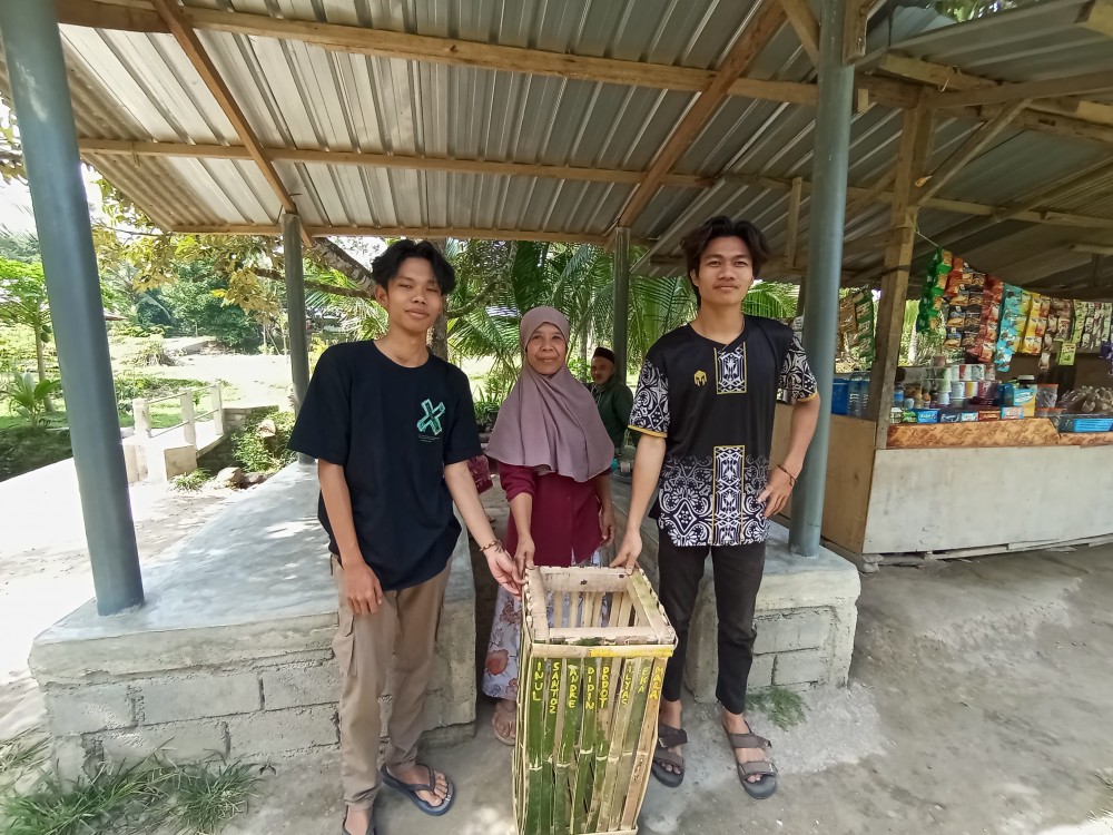 Penyerahan Bak Sampah Di Wisata Mata Air Ranget, Dusun Ranget Oleh Mahasiswa KKN UNU NTB